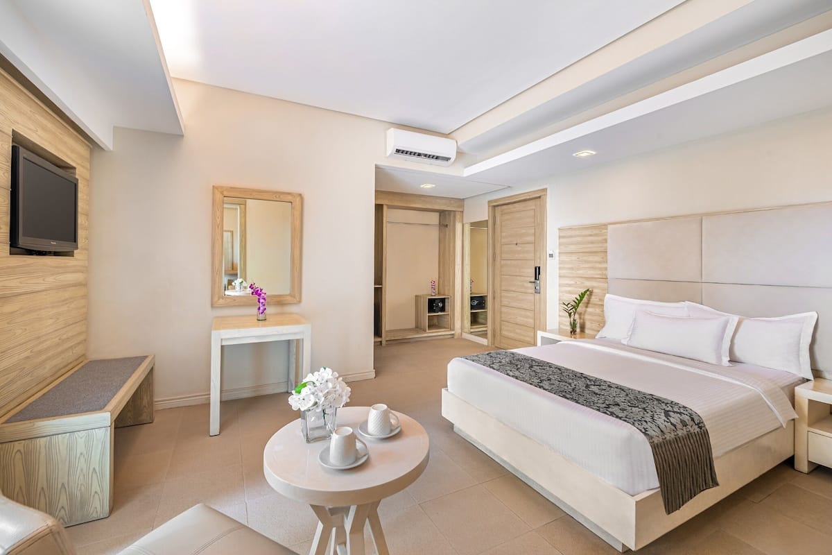 Kamar Superior | Meja kerja dan seprai linen