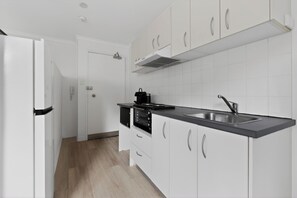 Wasserkocher mit Kaffee-/Teezubehör, Kühlschrank, Mikrowelle, Herdplatte