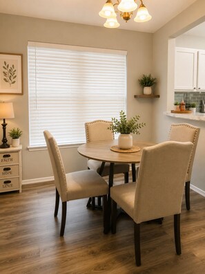 Dining - 3-bedroom house in peaceful Houston with cool AC breeze (Houston)