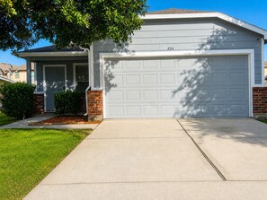 Exterior - 3-bedroom house in peaceful Houston with cool AC breeze (Houston)