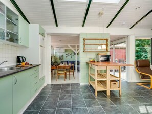 Kühlschrank, Mikrowelle, Kochgeschirr/Geschirr/Besteck
