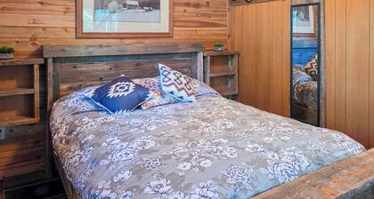 Cozy Guest House at Sheridan Lake. Pet-Friendly!