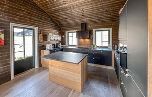 Wasserkocher mit Kaffee-/Teezubehör, Kühlschrank, Ofen, Herdplatte