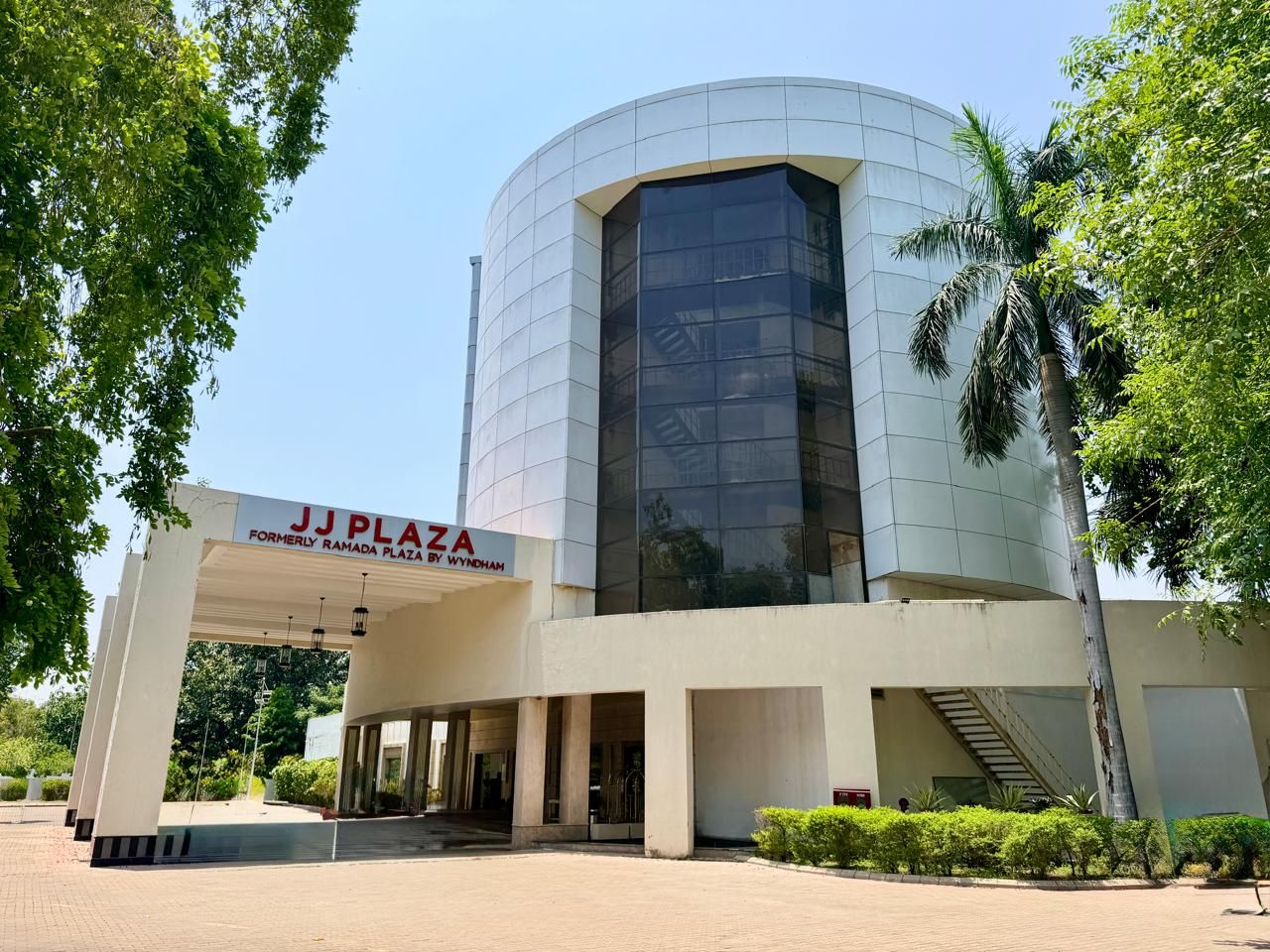 Un edifici modern amb un rètol que diu 'JJ Plaza' i una escala que condueix a l'entrada.