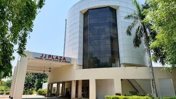 Un edificio moderno con un cartello che riporta 'JJ Plaza' e una scala che conduce all'ingresso.