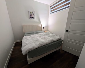 Tabla de planchar con plancha, wifi, ropa de cama