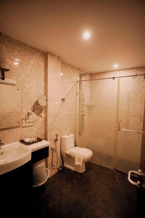 Deluxe Room | Bathroom - Hotel New Indraprastha (Kayamkulam)