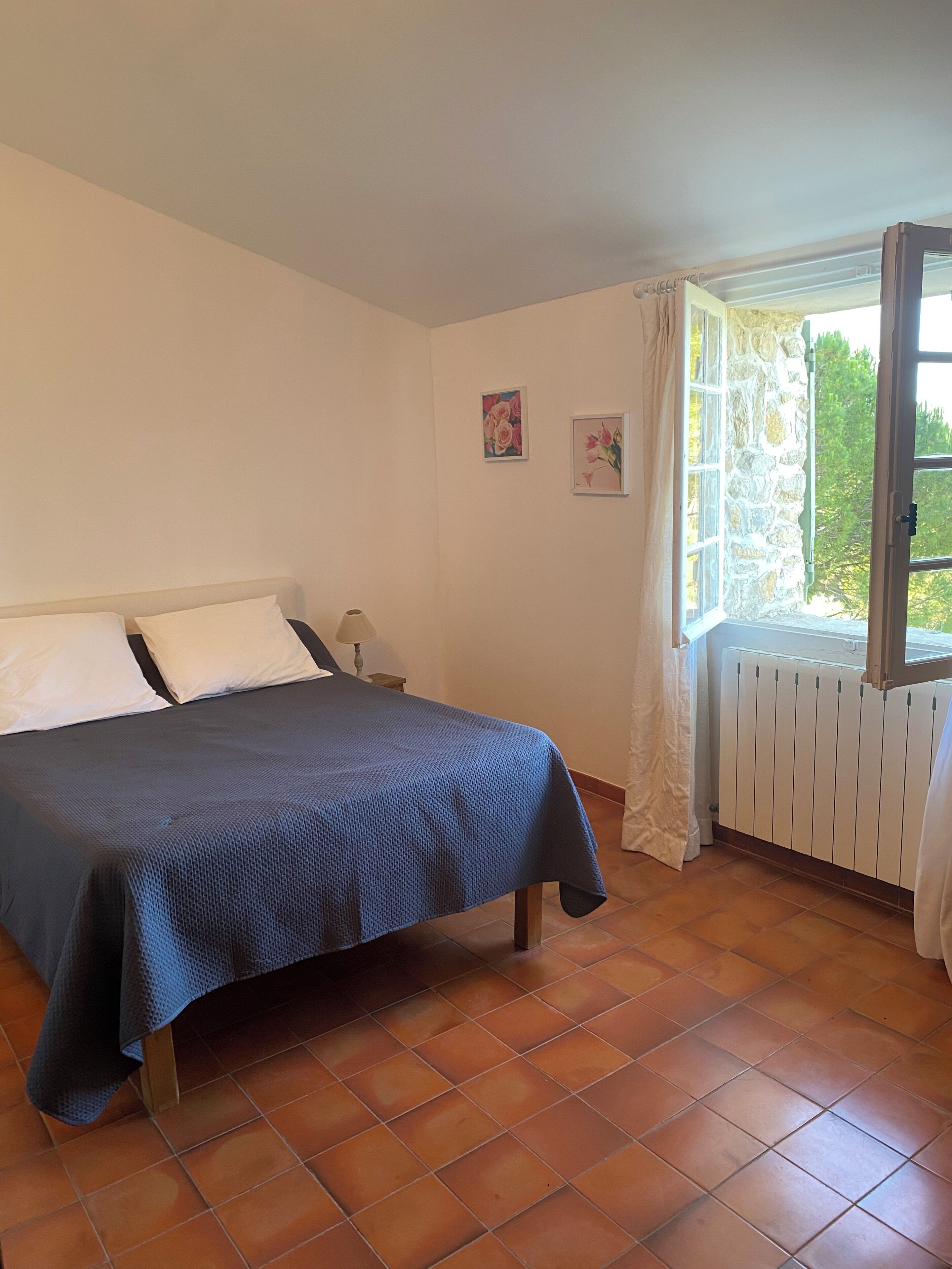 3 slaapkamers, een bureau, een strijkplank/strijkijzer, internet