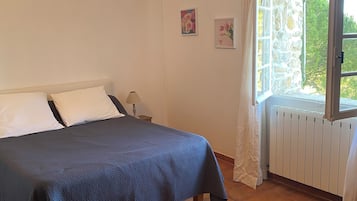 3 slaapkamers, een bureau, een strijkplank/strijkijzer, internet