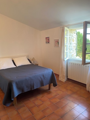 3 bedrooms, desk, iron/ironing board, Internet
