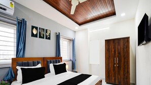 Ein Schlafzimmer mit einem hölzernen Bett, einem Deckenventilator, einem Kleiderschrank und einem Fernseher.