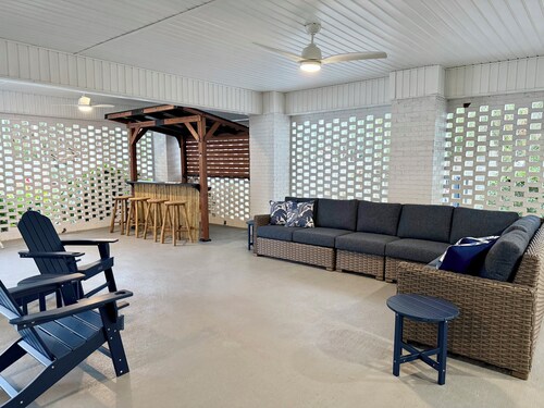 Stunning Oasis ~ Pool ~ Hot Tub ~ Elevator ~ Poker + Games ~ Spacious Floorplan