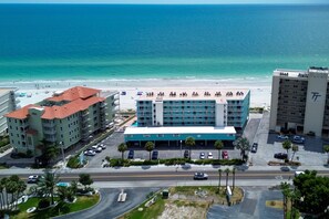A hotel with a view of the beach, multiple floors, and a parking lot. - Top Floor Beachfront with Amazing Views! Heated Pool, Free Parking, Free Activities! ~ 506 Chateaux (Indian Shores)