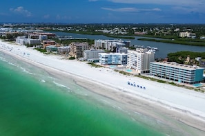 On the beach, motor boating - Top Floor Beachfront with Amazing Views! Heated Pool, Free Parking, Free Activities! ~ 506 Chateaux (Indian Shores)