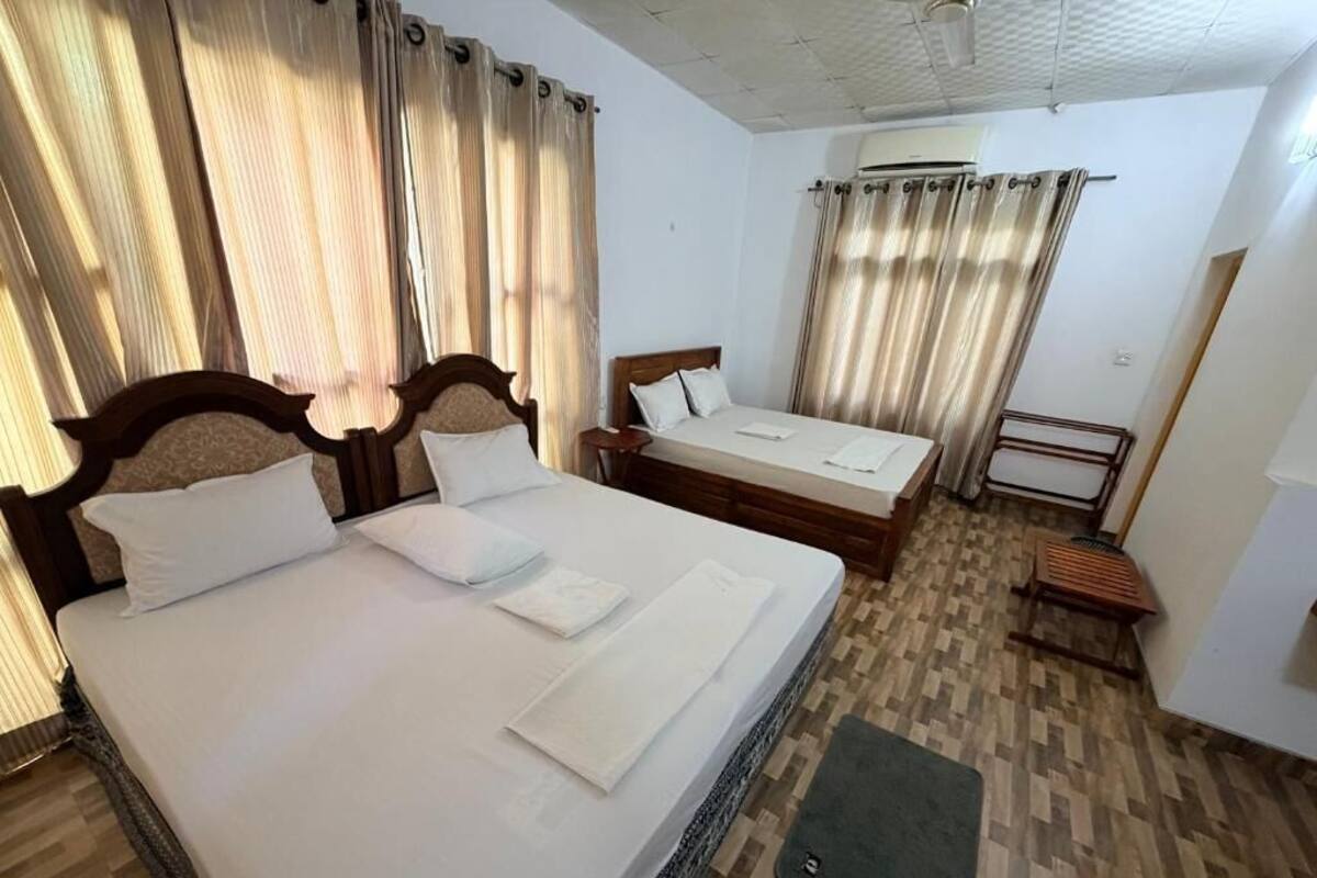Quarto família, varanda, vista para o pátio | Cofres nos quartos, escrivaninha, espaço de trabalho para notebook