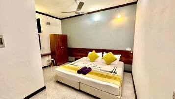 Deluxe Double Room | Peti besi dalam bilik, langsir/tirai gelap terus
