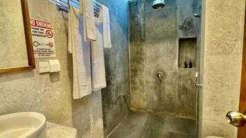 Deluxe Double Room | Bilik Mandi | Pancuran mandi, pengering rambut, tuala disediakan, sabun