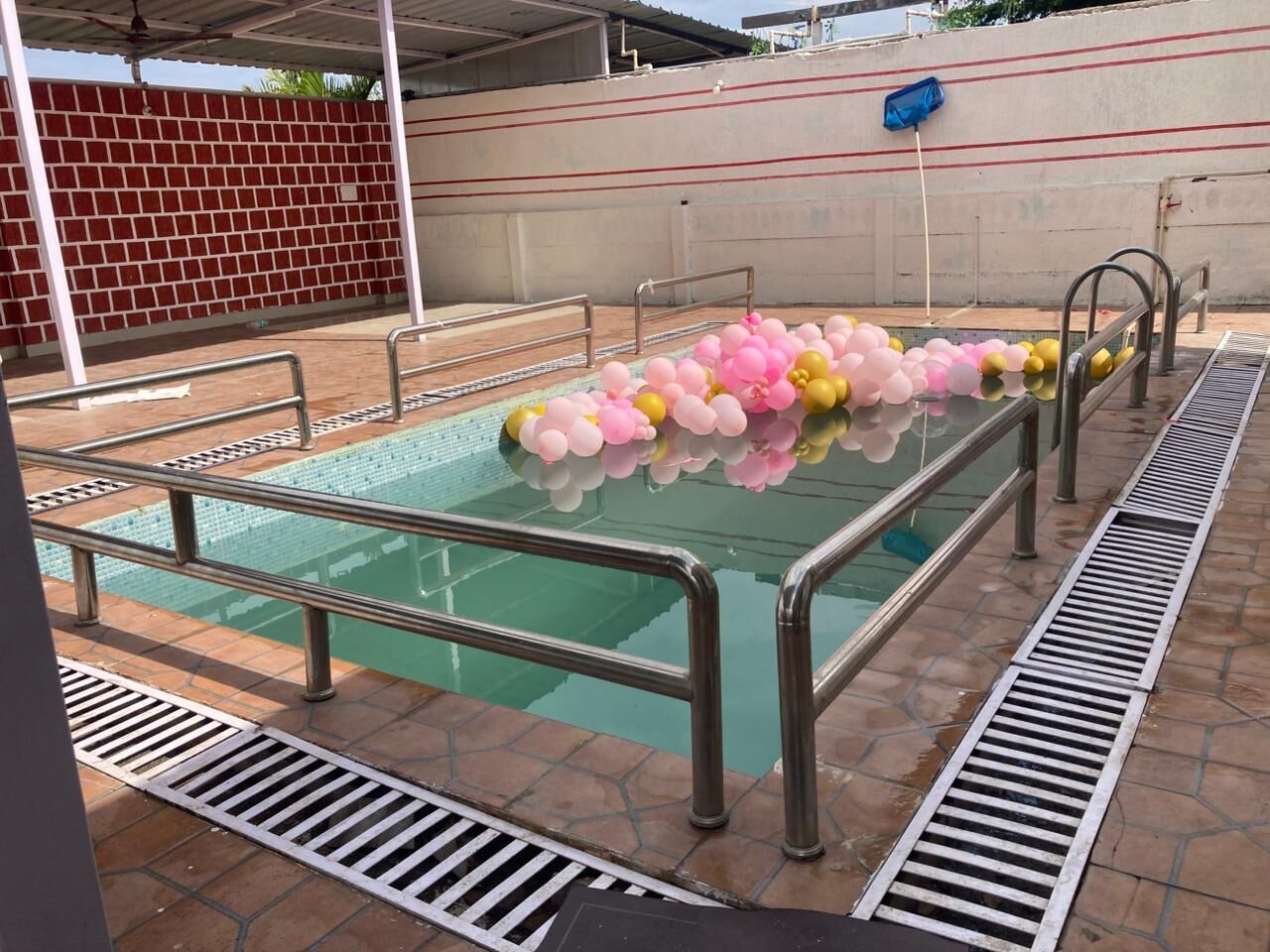 Una piscina cubierta