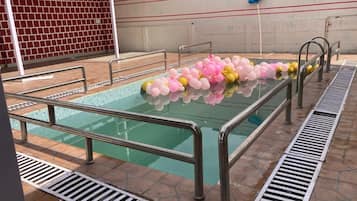 Una piscina cubierta