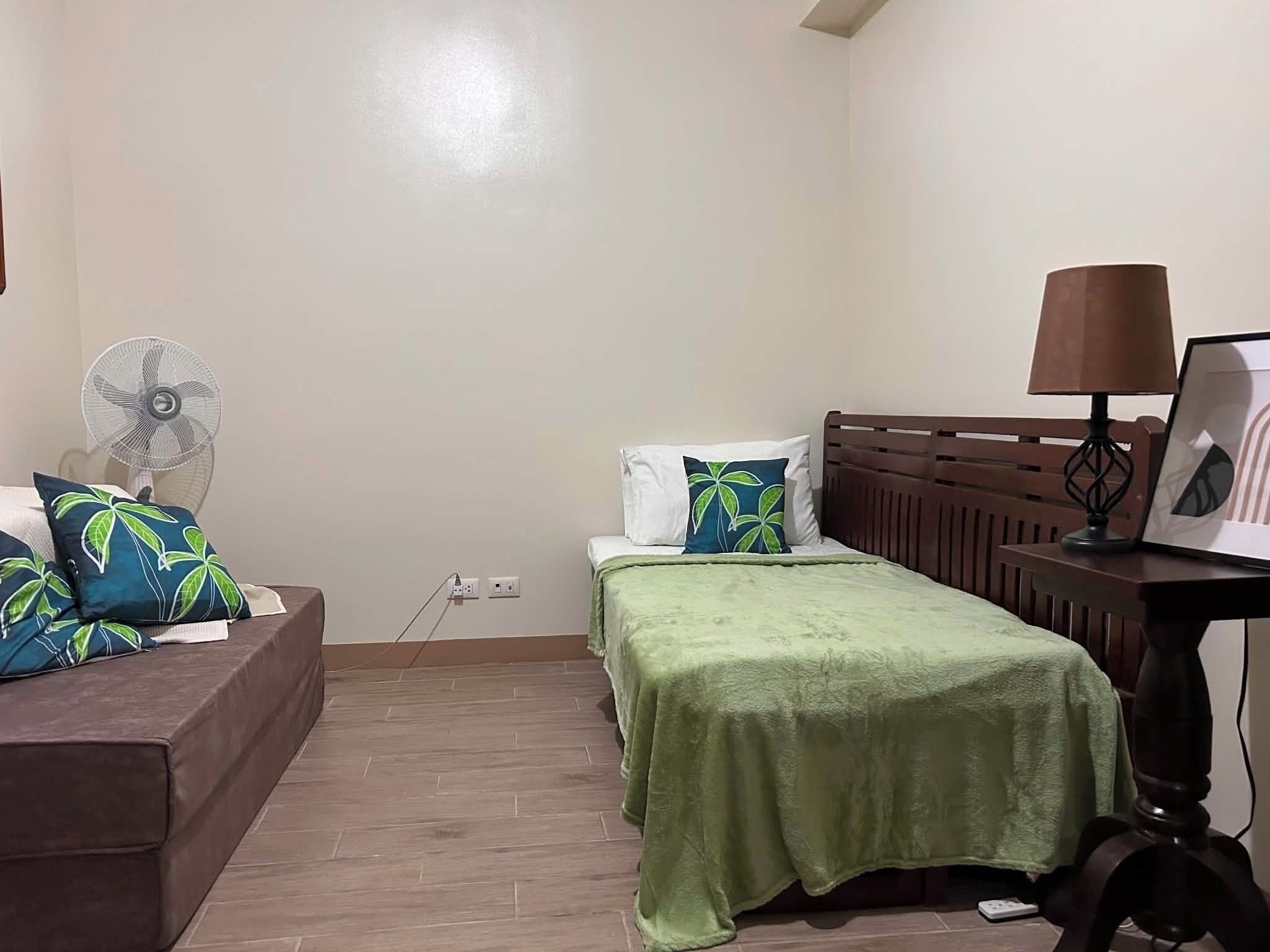 Iron/ironing board, WiFi, bed sheets