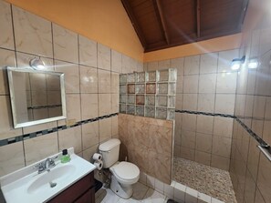 Dusche, Bidet, Handtücher, Seife