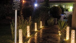 Un sendero conduce a una zona de piscina con un letrero que indica que es propiedad privada y prohibido el acceso.