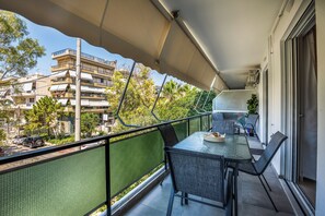 Outdoor dining - Amphitryon Residence | 2BR Apartment in Glyfada (Glifada)