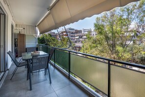 Outdoor dining - Amphitryon Residence | 2BR Apartment in Glyfada (Glifada)