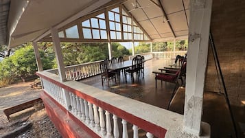 Classic Villa | Outdoor dining