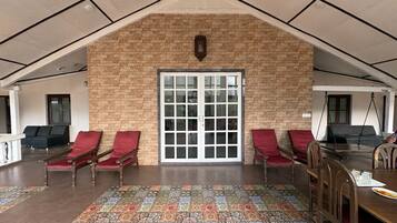 Classic Villa | Outdoor dining