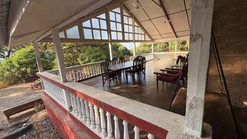 Classic Villa | Outdoor dining