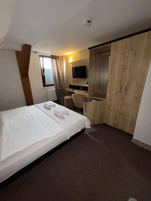 Chambre Double Confort, vue jardin | Bureau, espace de travail pour ordinateur portable