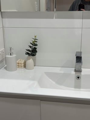 Shower, towels, soap, toilet paper - The Eight Stay Ballarat. Family-friendly, 7mins to Ballarat Central (Sebastopol)