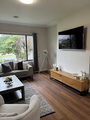 Living area - The Eight Stay Ballarat. Family-friendly, 7mins to Ballarat Central (Sebastopol)