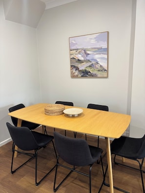 Dining - The Eight Stay Ballarat. Family-friendly, 7mins to Ballarat Central (Sebastopol)