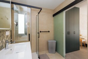 Shower, hair dryer, towels, soap - Vrbo Property (Arona)