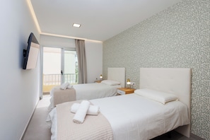 Desk, iron/ironing board, travel cot, free WiFi - Vrbo Property (Arona)