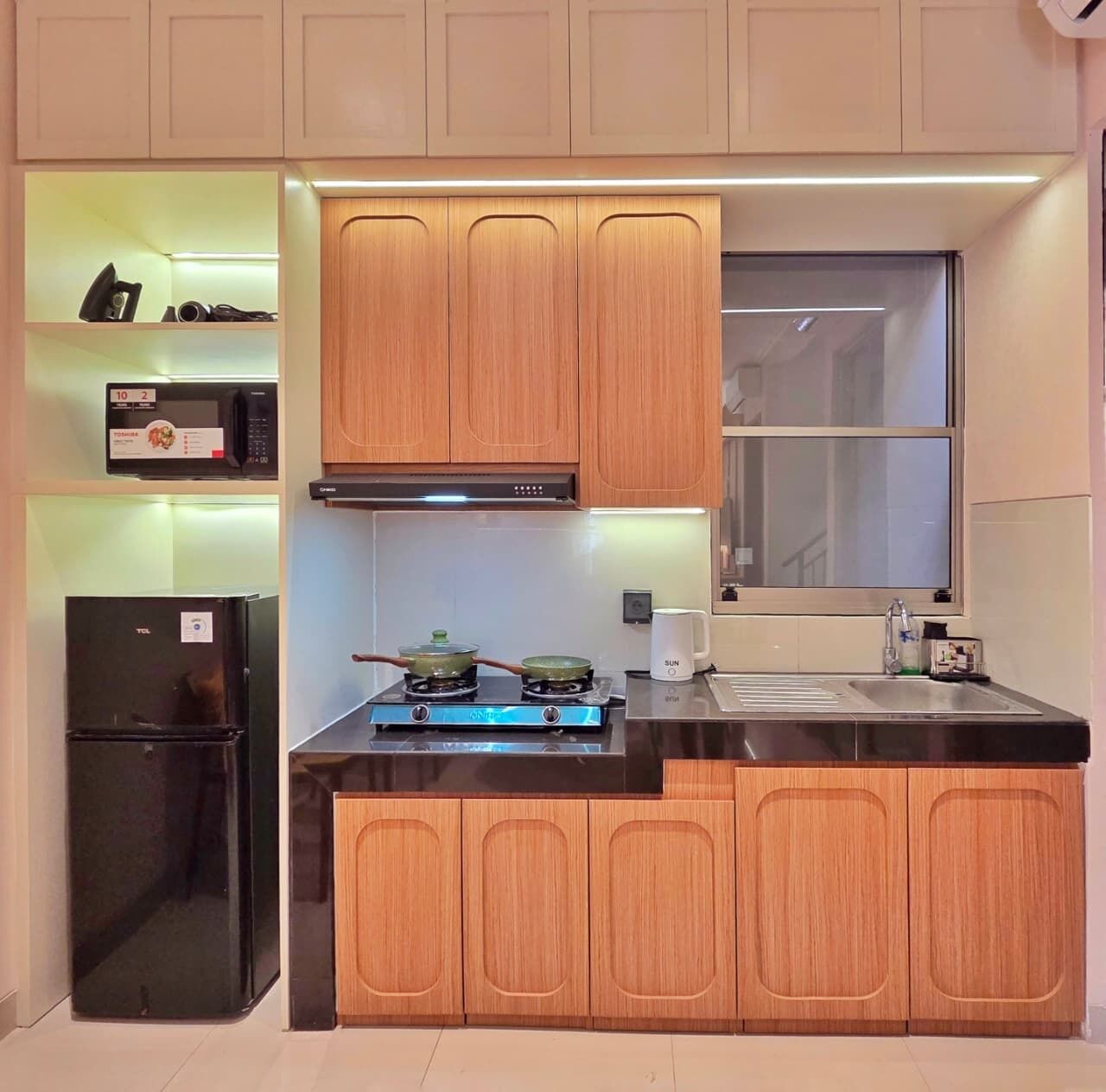 Fridge, microwave, stovetop, cookware/dishes/utensils