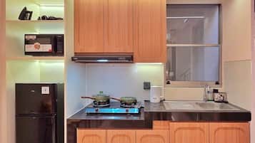 Fridge, microwave, stovetop, cookware/dishes/utensils