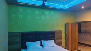 Double Room | Free WiFi, bed sheets
