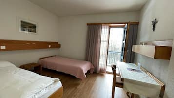 Habitación estándar doble, balcón | Wifi gratis y ropa de cama