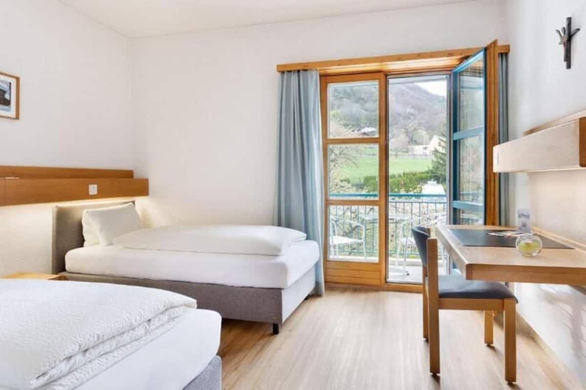 Habitación Confort con 1 cama matrimonial o 2 individuales, balcón | Wifi gratis y ropa de cama