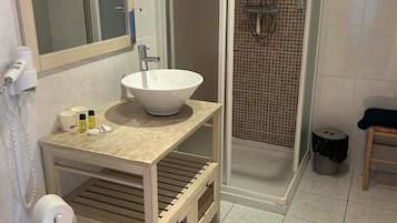 Serviettes fournies, savon, papier toilette