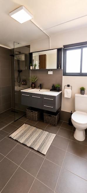 Shower, hair dryer, towels, soap - Willow Cabin - Peaceful Rural Retreat - Pet Friendly (Charbon)
