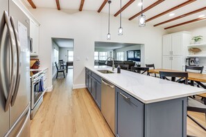 Coffee/tea maker, fridge, microwave, stovetop - Boat Dock, Lounge Lanai! Lake Clay Group Retreat (Lake Placid)