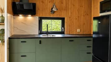 Kühlschrank, Mikrowelle, Herdplatte, Esstisch