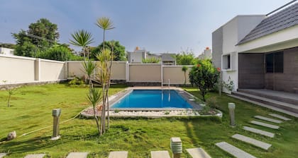Jhilmil Pool Villa by Stayjade 2bhk Lawn Pool