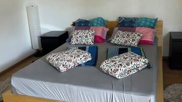 Internet, bed sheets