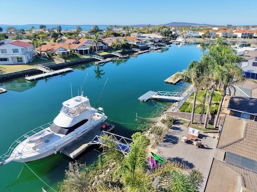 Smada Stay | 4 BR, Waterfront, Perfect Entertainer
