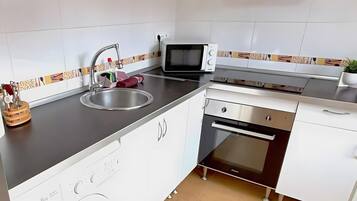 Frigorífico, microondas, horno y placa de cocina